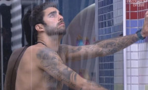 Pedro Scooby no BBB22; surfista tentou tomar banho, mas Arthur Aguiar cortou a água da casa (Foto: Reprodução / Globoplay)