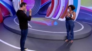 BBB22: Tadeu Schmidt quebra o protocolo e faz homenagem para Jessi: "Você pode tudo" (Foto: Reprodução / Globoplay)