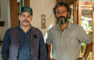 José Leôncio (Marcos Palmeira) recebe Tenório (Murilo Benício) e Guta (Julia Dalavia) em sua casa e conta que Jove está vivo em 'Pantanal' (Foto: Reprodução / Globo)