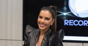 Mariana Rios se diverte em festa, mas não agrada a Record (Foto: Reprodução)