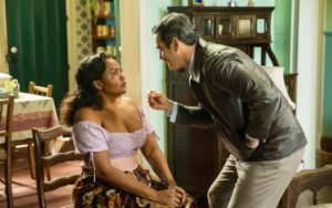 Emília (Gaby Amarantos) será convencida por Enrico (Marcos Veras) a dar golpes com ele na novela 'Além da Ilusão' (Foto: Reprodução / Globo)