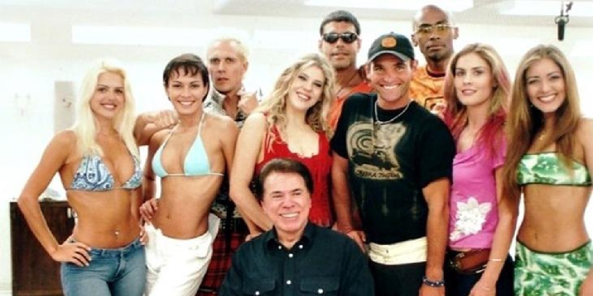 Silvio Santos com os participantes da 'Casa dos Artistas' (Foto: Reprodução/Revista Veja) 