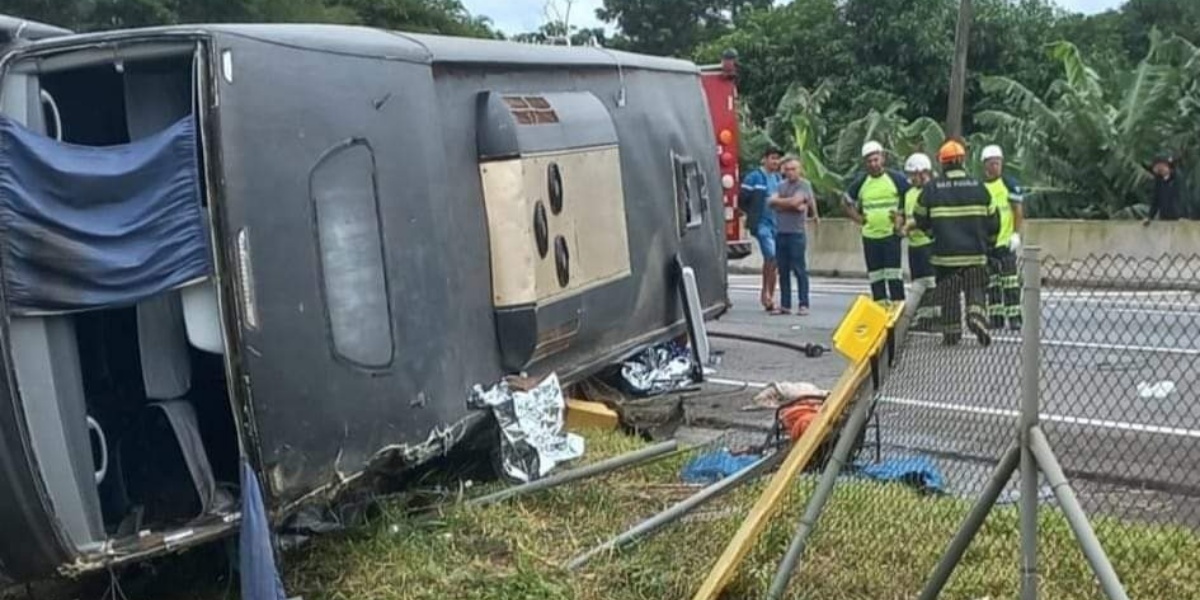 Haviam cerca de 19 pessoas no ônibus (Foto: Reprodução)