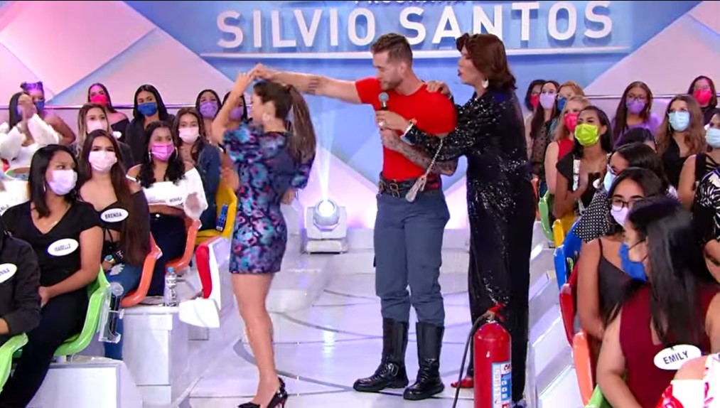 Patricia Abravanel recebeu bombeiro de Eliana no Programa Silvio Santos