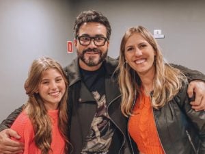 Lorena Queiroz leva a mãe e a avó ao show