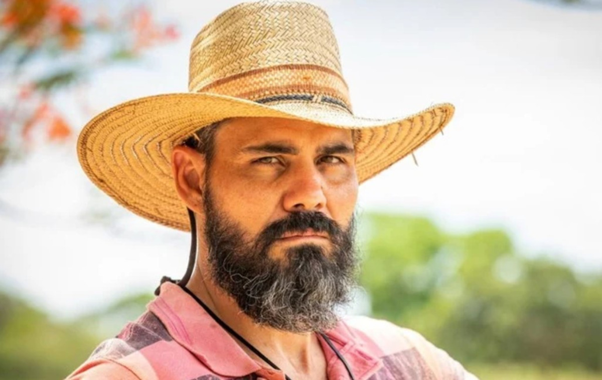 Alcides (Juliano Cazarré) tem sede de vingança em Pantanal e deseja matar o patrão por golpe (Foto: Reprodução / Globo)