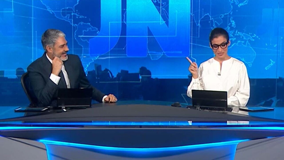 William Bonner responde a pergunta exótica de Renata Vasconcellos ao vivo no Jornal Nacional (Foto: Reprodução)