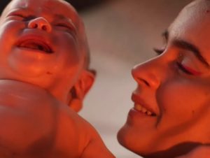 Flávia (Valentina Herszage) dará à luz sua filha após um parto difícil na novela das sete Quanto Mais Vida, Melhor (Foto: Reprodução / Globo)