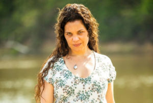 Maria Bruaca (Isabel Teixeira) ouvirá Guta (Julia Dalavia) e farejará traição do marido em 'Pantanal' (Foto: Reprodução / Globo)