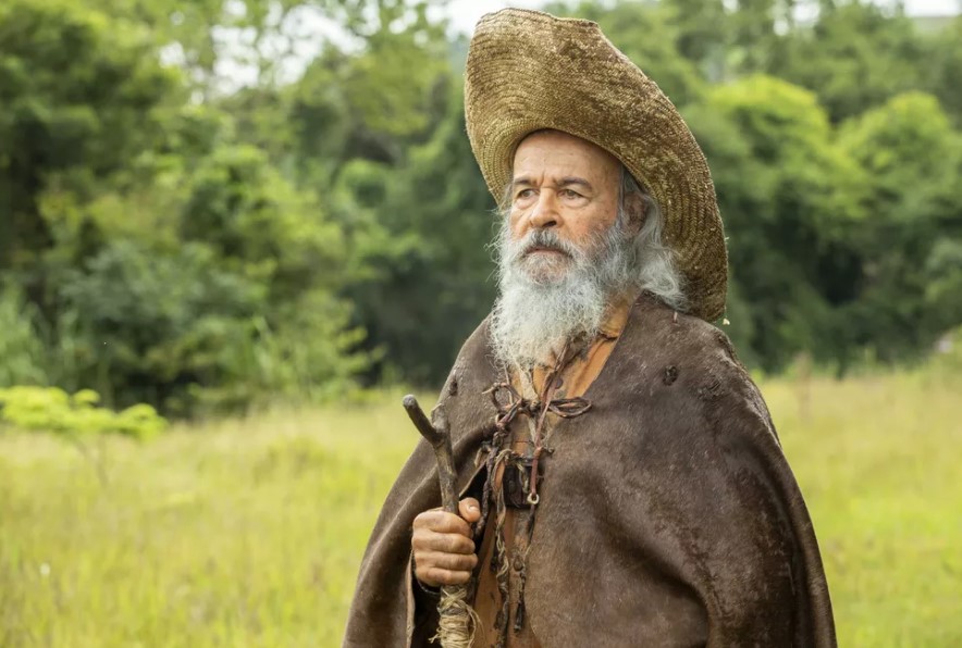 Velho do Rio (Osmar Prado) some misteriosamente em 'Pantanal' (Foto: Reprodução / Globo)