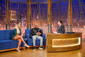 Companhia do Pagode e Danilo Gentili no The Noite (Foto: Lourival Ribeiro/SBT)