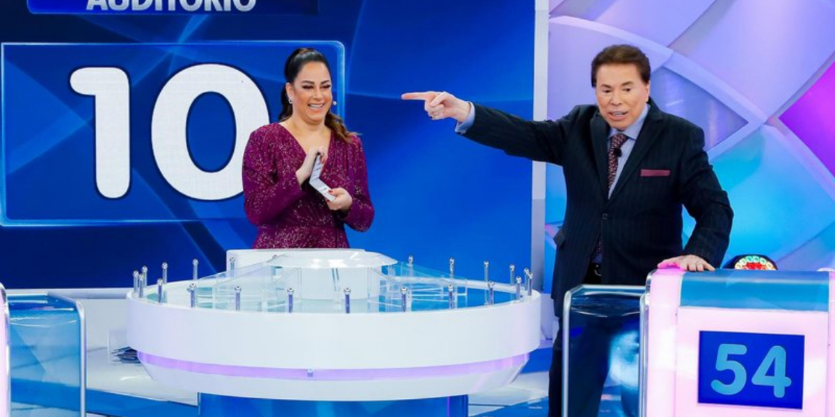 Silvia Abravanel no comando do Jogo das 3 Pistas ao lado de Silvio Santos (Foto: Reprodução)