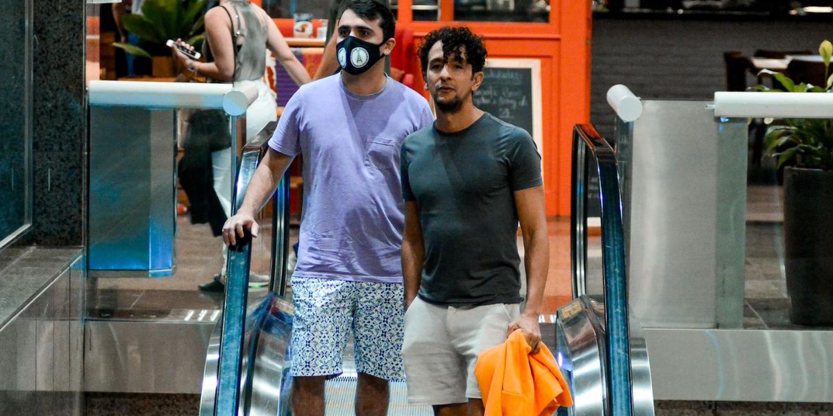 (Exclusivo) Irandhir Santos e o marido, Roberto Efrem Filho , fazem rara aparição após acidente com cavalo nas gravações da novela Pantanal. Shopping Rio Design Barra. Rio de Janeiro. Fotos - Webert Belicio - Agnews