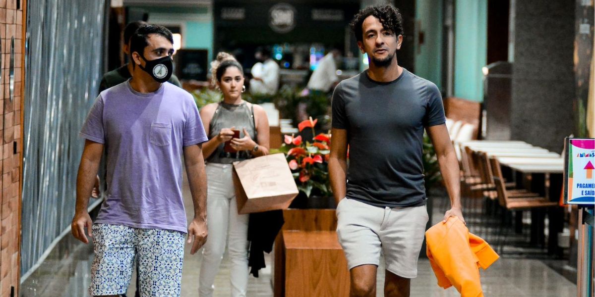 (Exclusivo) Irandhir Santos e o marido, Roberto Efrem Filho , fazem rara aparição após acidente com cavalo nas gravações da novela Pantanal. Shopping Rio Design Barra. Rio de Janeiro. Fotos - Webert Belicio - Agnews 