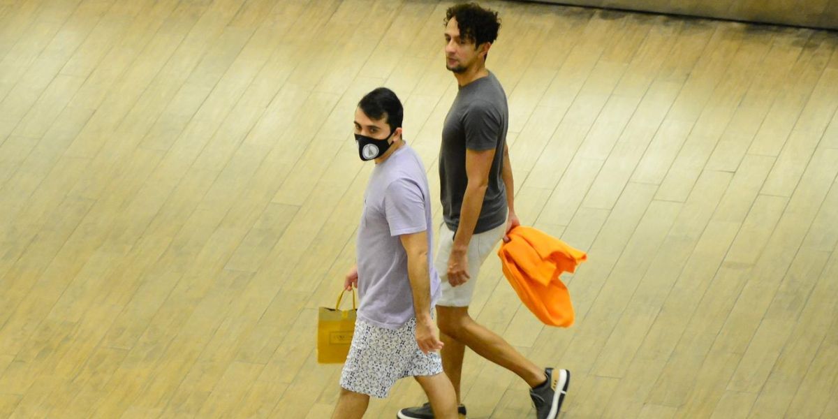 (Exclusivo) Irandhir Santos e o marido, Roberto Efrem Filho , fazem rara aparição após acidente com cavalo nas gravações da novela Pantanal. Shopping Rio Design Barra. Rio de Janeiro. Fotos - Webert Belicio - Agnews 