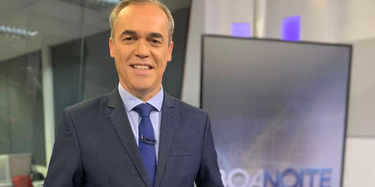 Sandro Dalpícolo cometeu gafe e elogiou Globo ao vivo