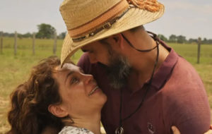 Sedenta, Maria Bruaca (Isabel Teixeira) partirá para cima de Alcides (Juliano Cazarré) em Pantanal (Foto: Reprodução / Globo)