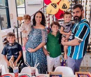 Juliano Cazarré vive casamento de muitos anos fora da novela (Foto: Reprodução / Instagram)