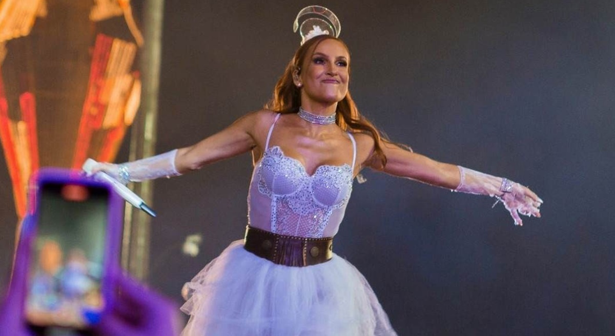 Claudia Leitte no palco de São João do Caruaru