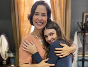 Heloísa (Paloma Duarte) e Olívia (Débora Ozório) em Além da Ilusão (Foto: Reprodução / Globo)