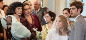 Isadora (Larissa Manoela) será surpreendida por Iolanda (Duda Brack) em seu casamento em Além da Ilusão (Foto: Reprodução / Globo)