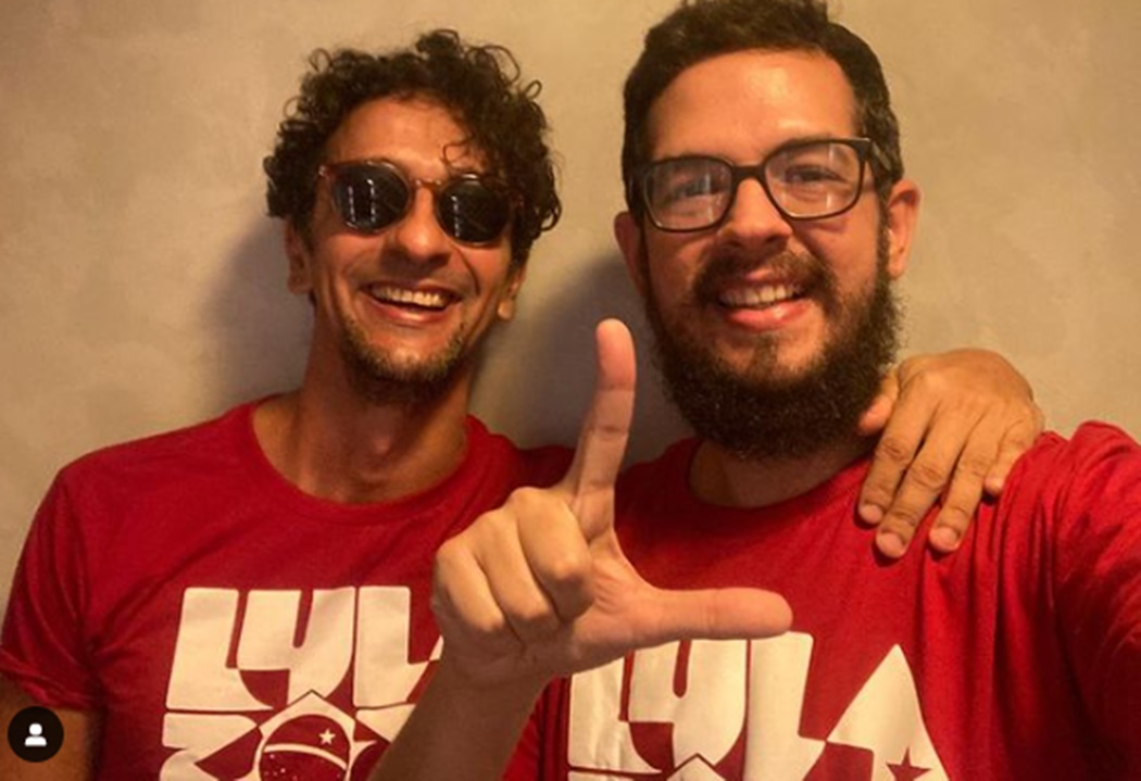 Irandhir Santos e seu marido, Roberto, se posicionam politicamente no Dia dos Namorados