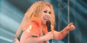 Imagem do post Joelma, ainda com rosto inchado, passa mal em show e assessoria se pronuncia