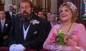 Josefa (Eva Todor) vive como um encosto na casa da filha Dinorá (Maria Padilha) sustentada por Cornélio (Ney Latorraca) em O Cravo e a Rosa (Foto: Reprodução / Globo)