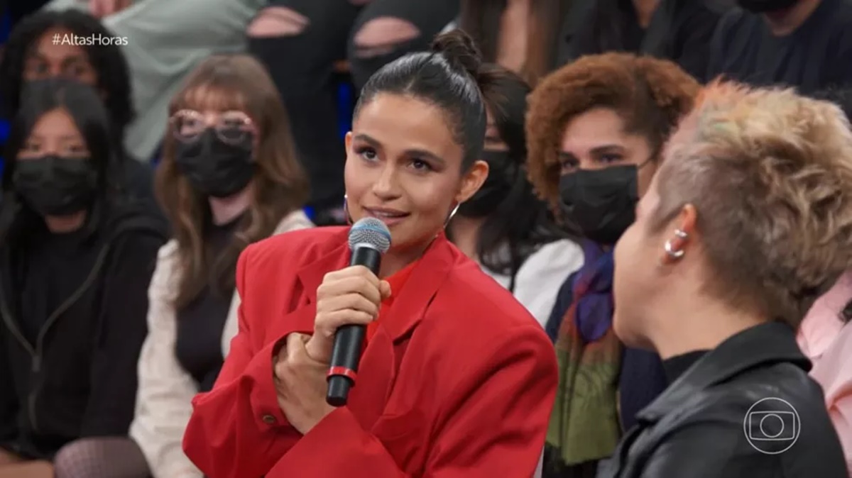 Nanda Costa ao lado da esposa, no "Altas Horas" 