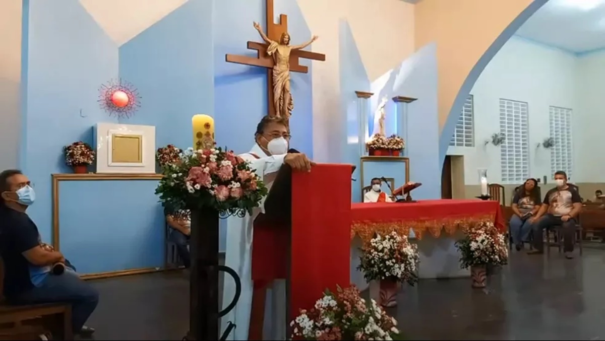 Padre Antônio Murilo de Paiva na celebração dominical onde inicitou ódio e violência