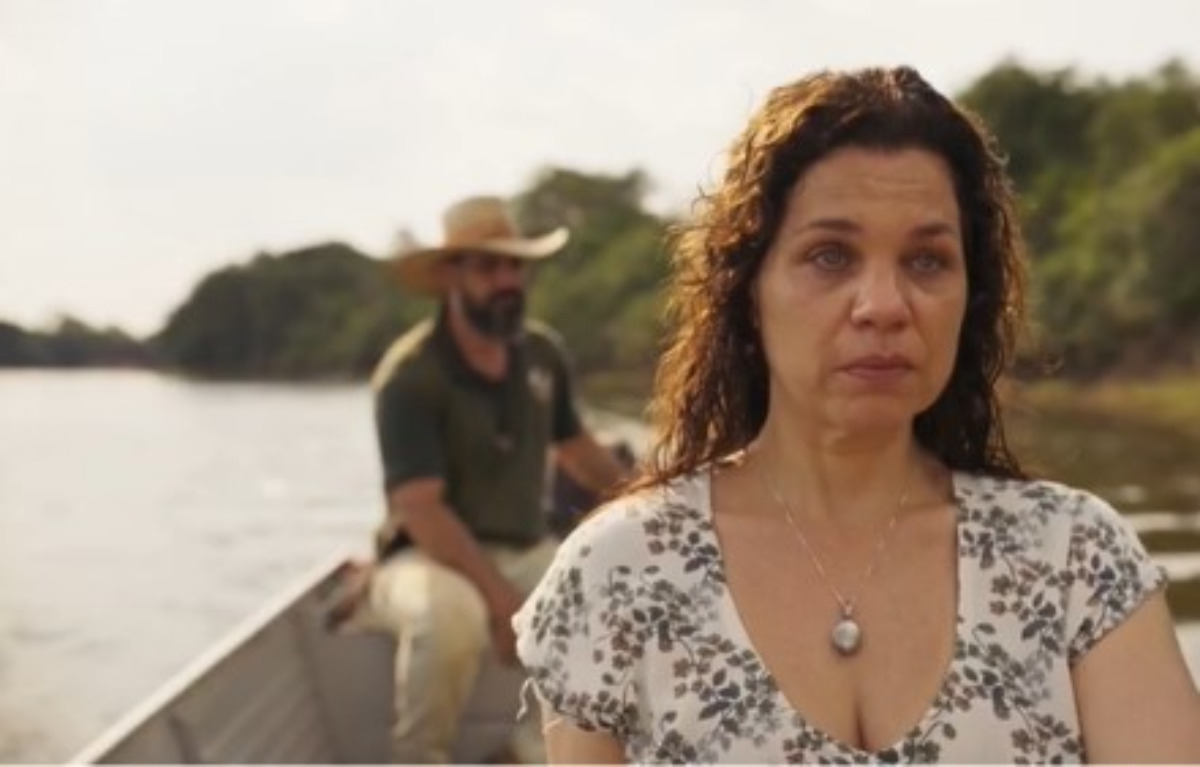 Novela Pantanal: Resumo dos capítulos da novela da Globo, em cena Maria Bruaca (Isabel Teixeira) e Alcides (Juliano Cazarré) (Foto: Reprodução / Globo)