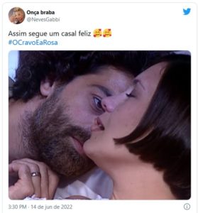 Catarina (Adriana Esteves) se rendeu à paixão e transou com Petruchio (Eduardo Moscovis) em O Cravo e a Rosa (Foto: Reprodução / Twitter)