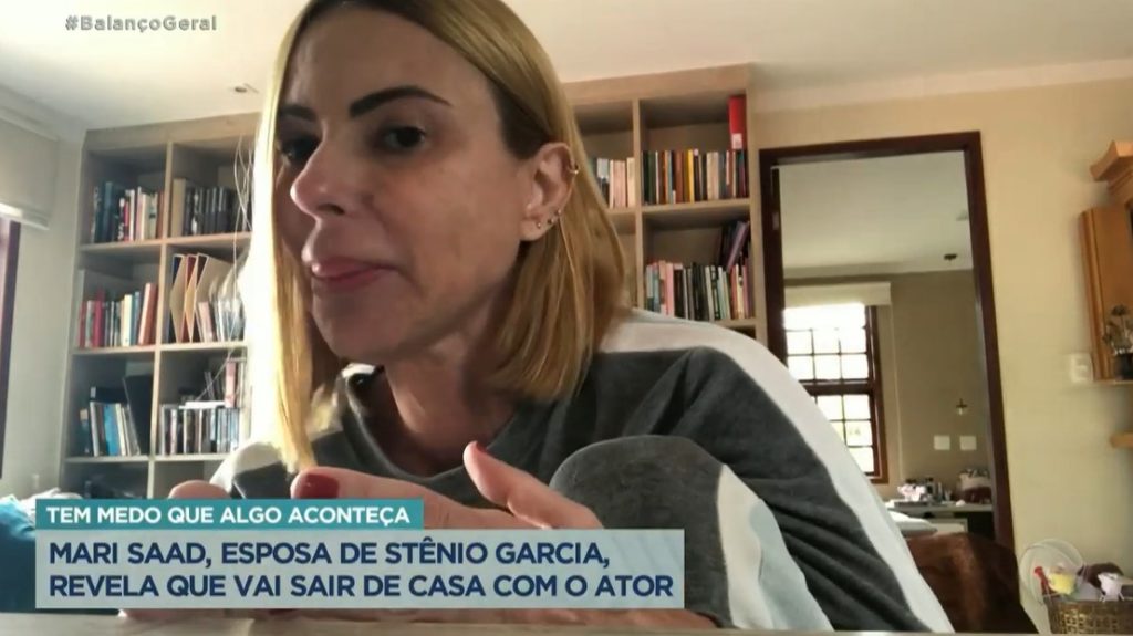 Mari Saade explicou a decisão de se mudar com Stênio Garcia em um vídeo enviado à Record- Foto: Reprodução/Record 