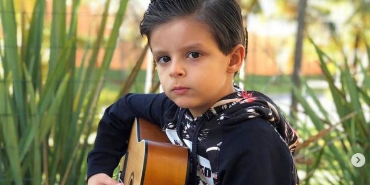 filho do Cristiano Araújo está ficando cada dia mais parecido com o pai - Foto: Reprodução Instagram