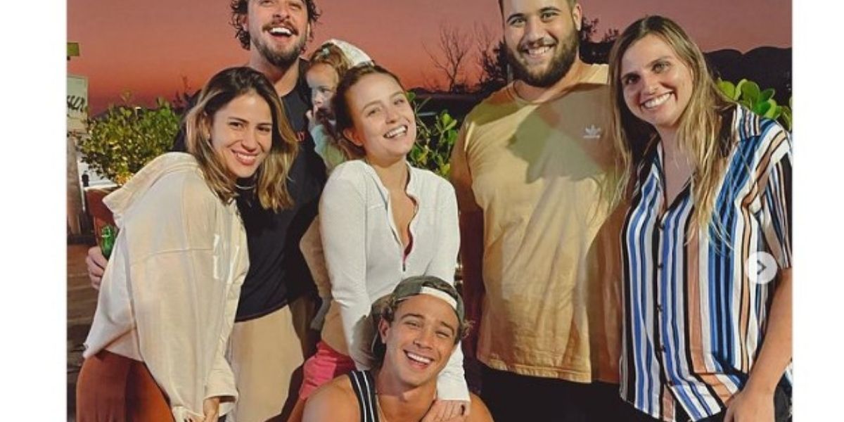 Larissa Manoela surge de mãos dadas com ex-namorado após rumores -  Foto: Reprodução instagram