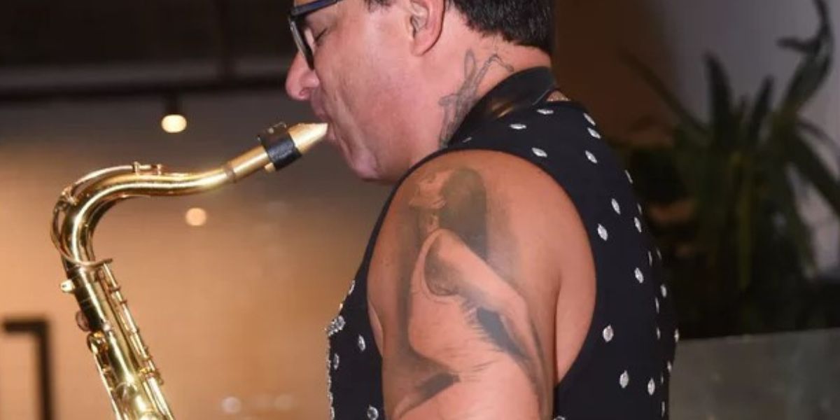 Esdras de Souza faz pocket show e mostra tatuagem com imagem da mulher, Gretchen (Foto: Leo Franco/AgNews)