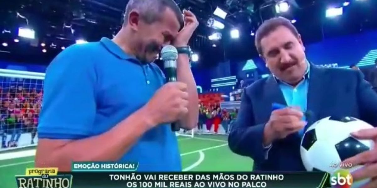 Ratinho autografa bola e entrega para funcionário (Reprodução: SBT)