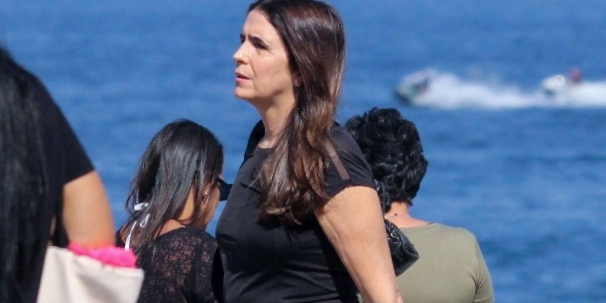 Atriz  Malu Mader é flagrada caminhando pela orla da Praia do Arpoador - Foto: AgNwes