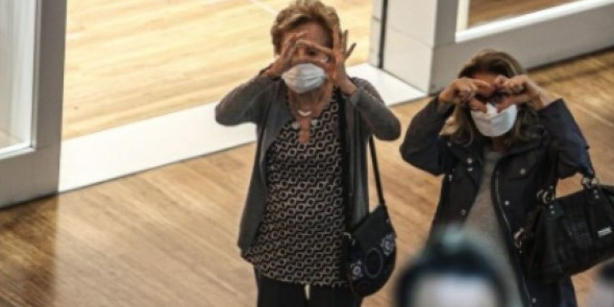 Atriz Glória Menezes e filha Maria Amélia reagindo ao serem fotogradas em shopping no Rio de Janeiro - Foto AgNews