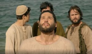 Jesus (Dudu Azevedo) em cena de batismo na novela da Record TV, semelhante ao de Juma (Alanis Guillen) em Pantanal (Foto: Reprodução / Record)