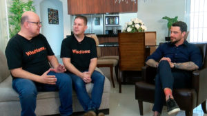 Foto: Da esquerda para a direita, os empresários Emerson BZ, Erick MacDonald e o apresentador Felipe Titto - Crédito: Divulgação/RedeTV!