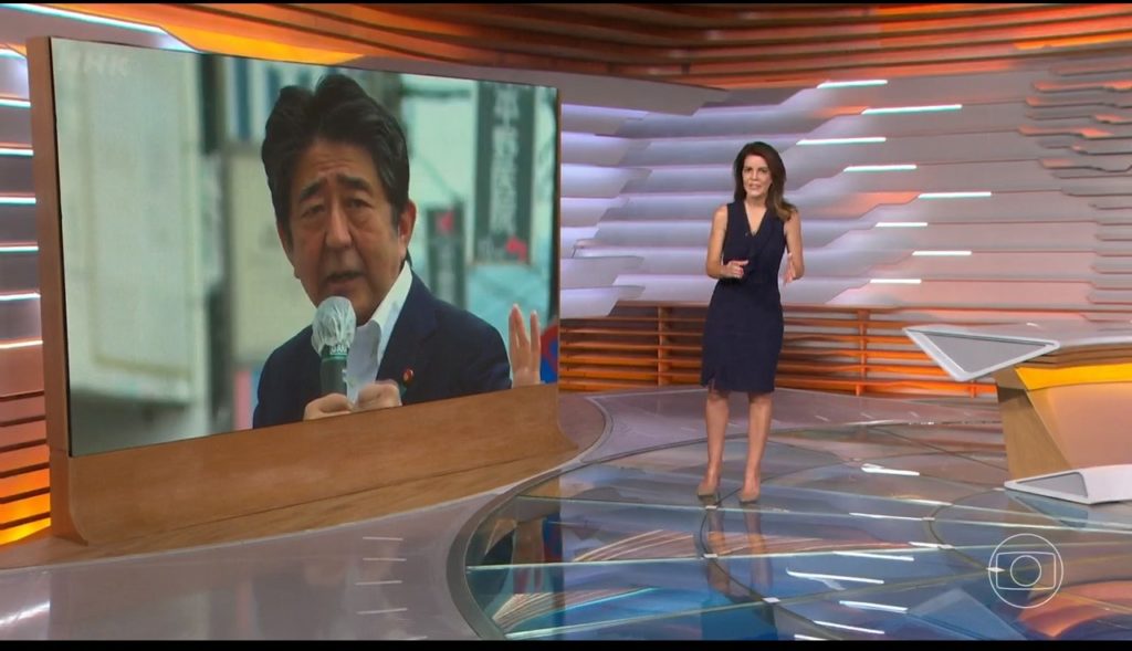 Mariana Gross noticiou a morte Shizo Abe, famoso político japonês, que governou o país durante 8 anos -Foto: Reprodução/Globo