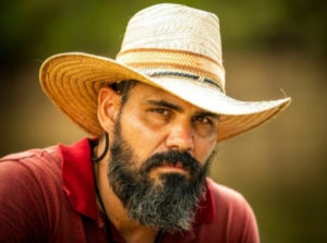 Tenório (Murilo Benício) ouviu atrás da porta uma confissão de Alcides (Juliano Cazarré) e descobriu que é corno em Pantanal (Foto: Reprodução / Globo)