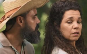 Alcides (Juliano Cazarré) irá parar mais uma vez na cama de Maria Bruaca (Isabel Teixeira) em Pantanal (Foto: Reprodução / Globo)