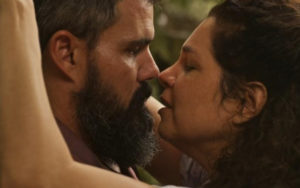 Sedenta por sexo, Maria Bruaca (Isabel Teixeira) será flagrada em sexo com Alcides (Juliano Cazarré) em Pantanal (Foto: Reprodução / Globo)