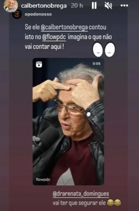 Carlos Alberto de Nóbrega mostrando como eram os cabelos de Silvio Santos