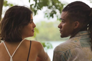 Guta (Julia Dalavia) será flagrada aos beijos com Marcelo (Lucas Leto) pela mãe do rapaz em Pantanal (Foto: Reprodução / Globo)