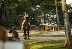 Juma entrará montada em cavalo em seu casamento em Pantanal (Foto: Reprodução / Globo)