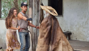 Diante de 'Maria Marruá' e do Velho do Rio, José Lucas passa dos limites e ameaça o avô com um facão em Pantanal (Foto: Reprodução / Globo)