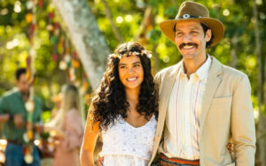 Em Pantanal, Muda (Bella Campos) seduz Tibério (Guito) depois de fazer longa greve de sexo (Foto: Reprodução / Globo)